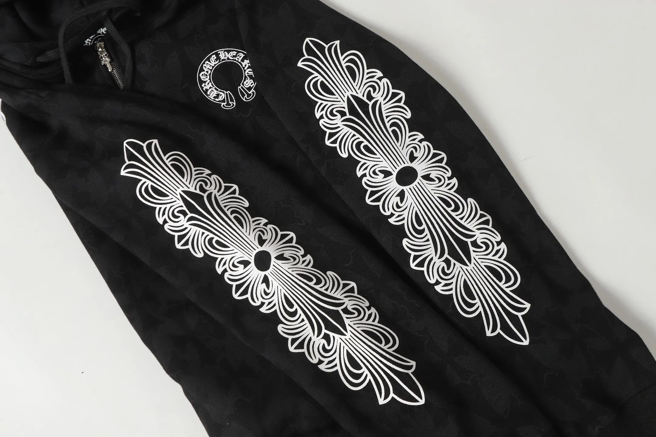 P290 K03 model This model is different from the k20 printing cross-border model. If you are pursuing quality, please do not place an order - Chrome Hearts/Chrome Hearts Sanskrit dark pattern all-over printed cross ✝️ Printed zipper sweatshirt cardigan jacket - High weight, high density and high quality. The wool is soft, delicate and skin-friendly. Soft and silky to the touch. Excellent warmth and skin-friendly properties - Custom-woven and custom-dyed, no color difference, no matter the fabric or workmanship details, beat the ordinary version on the market. -Hardware zipper accessories are all customized with full details -Colour: black -Size: S M L XL